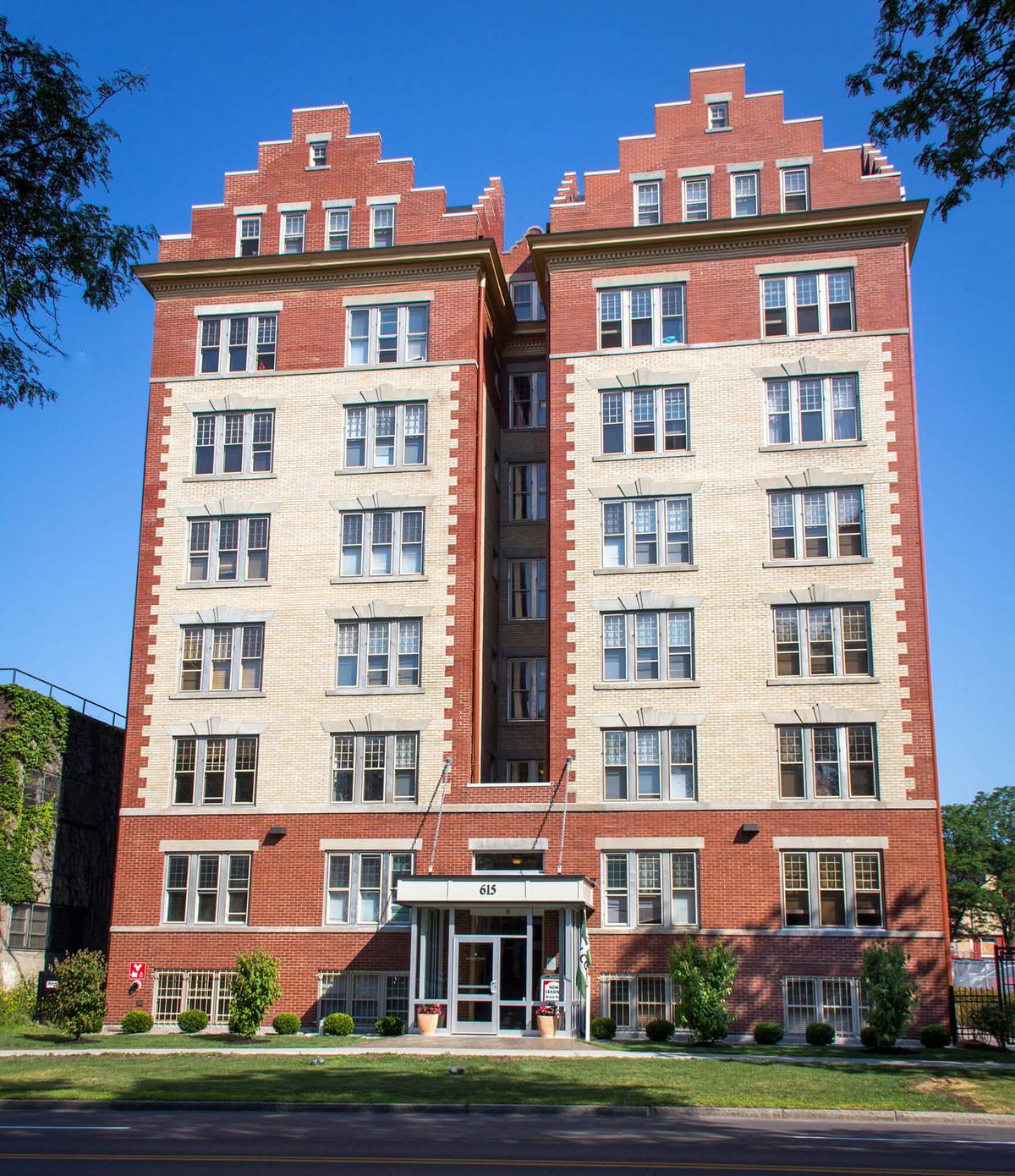 Exterior photo 8